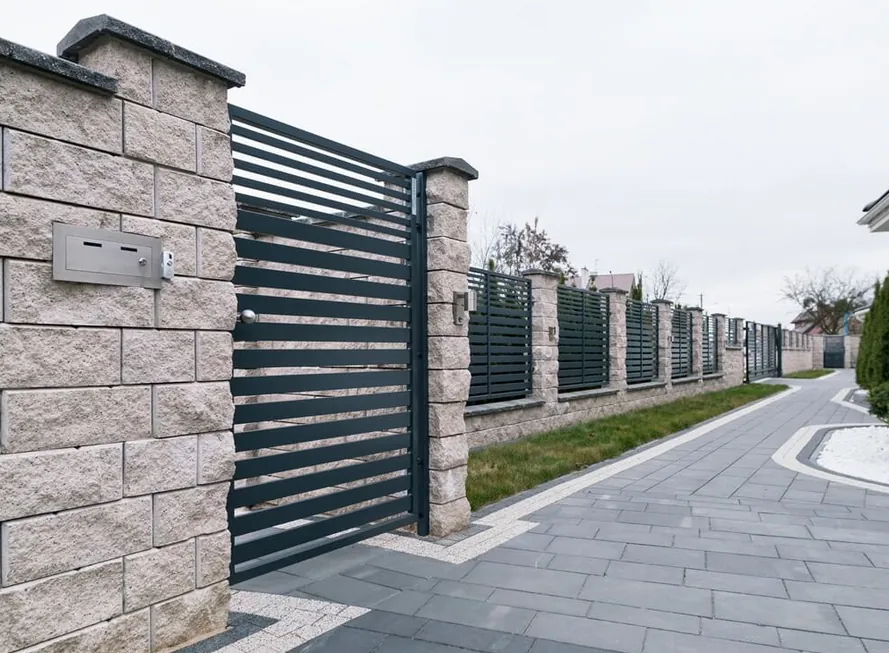 Kollektion Modern auf Natursteinmauer