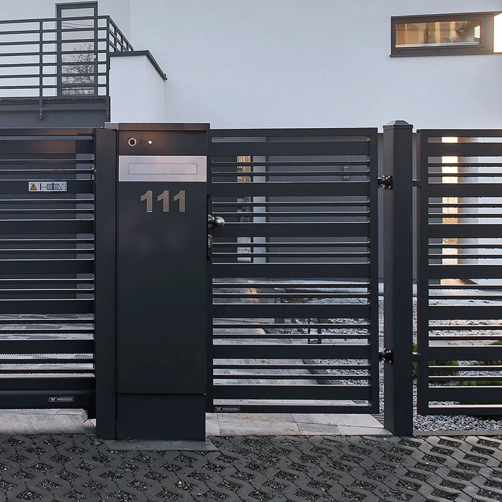 Briefkastenanlage Multibox – Freistehende Stele für 1–3 Wohneinheiten, optional mit Paketfach, Ansicht 3
